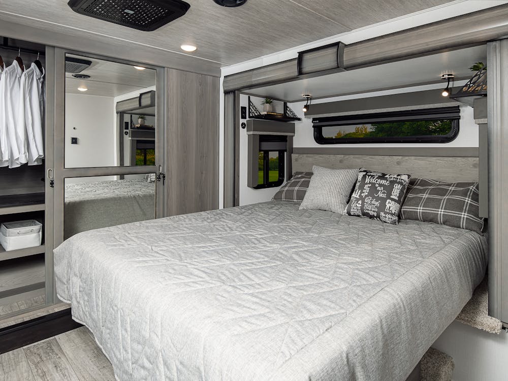 Montana 3781RL Fifth Wheel Bed