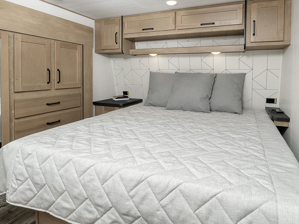 Raptor 423 Bedroom