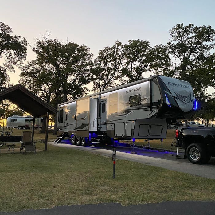 Keyston eRaptor being hauled by a truck