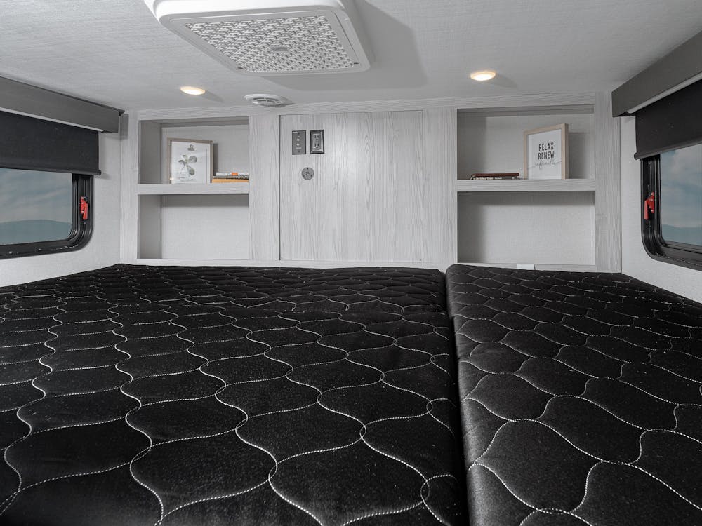 Montana High Country 381TB Bunk