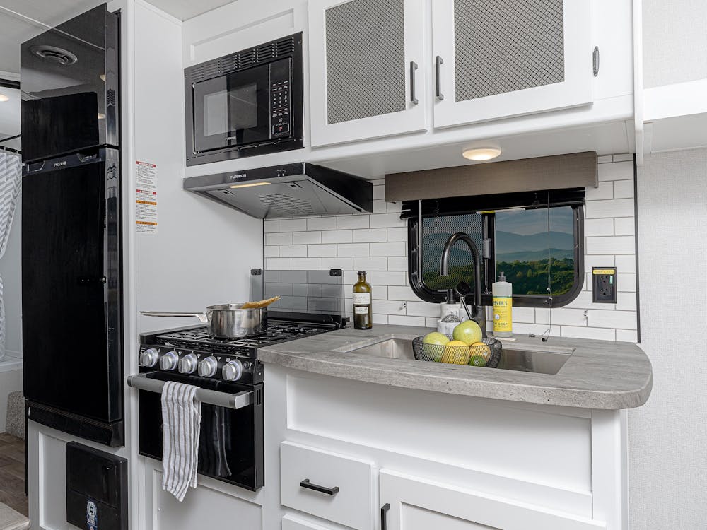 Hideout 25BHN Kitchen photo