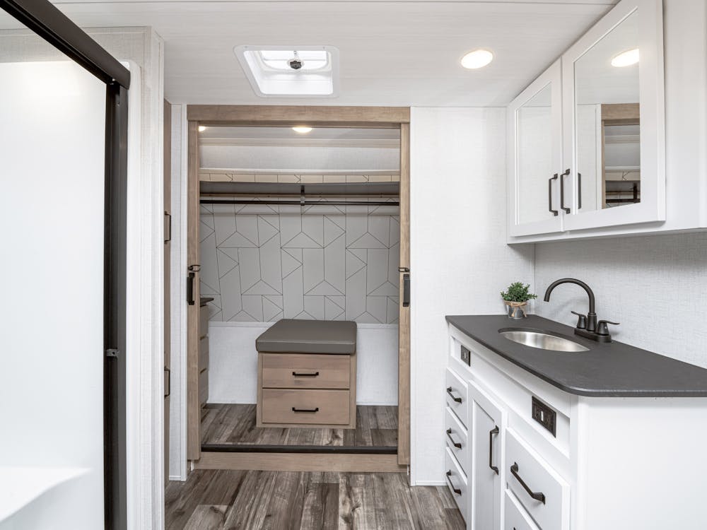 Raptor 420 Bath/Closet