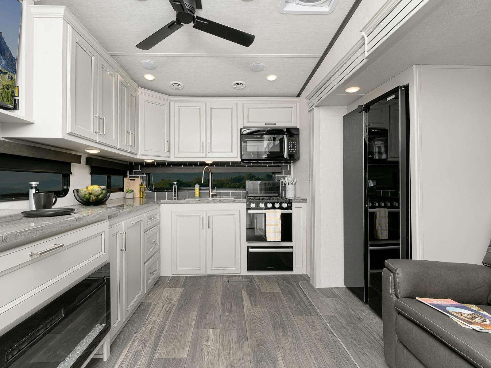 Cougar Half-Ton Luxury Travel Trailers - Model 26RBS Floorplan ...