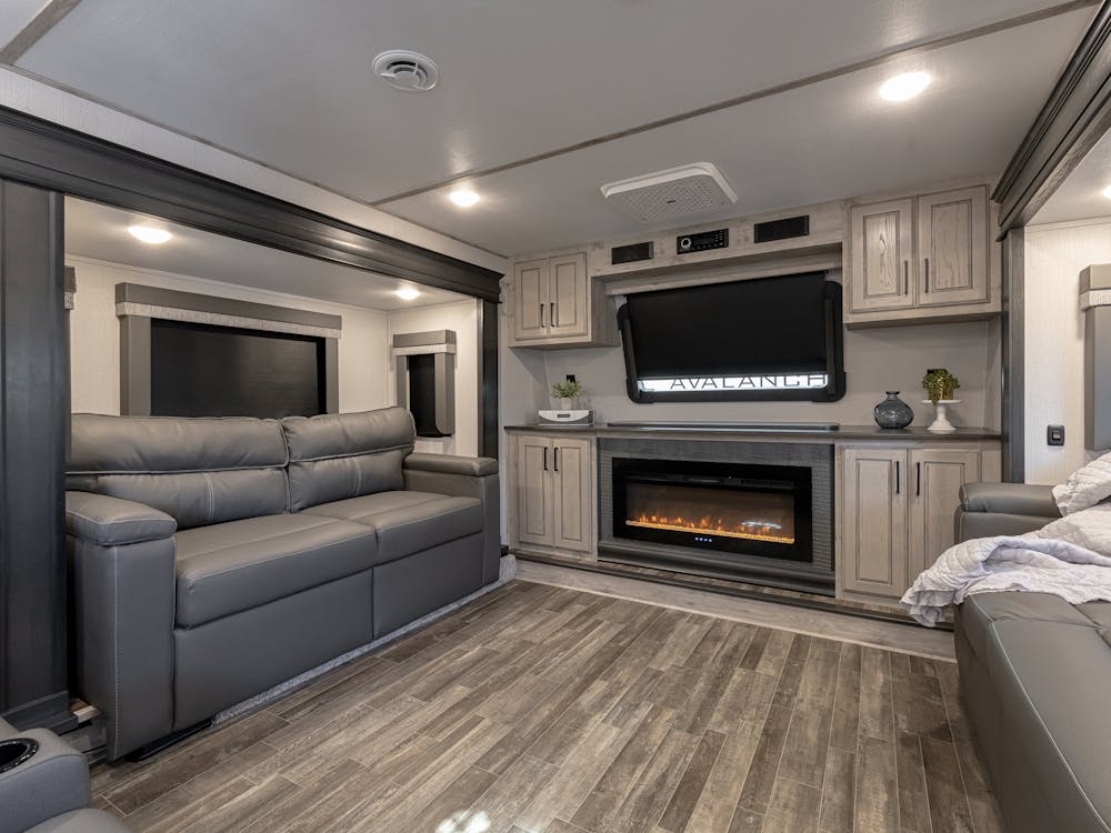 Avalanche 360FL Front Living