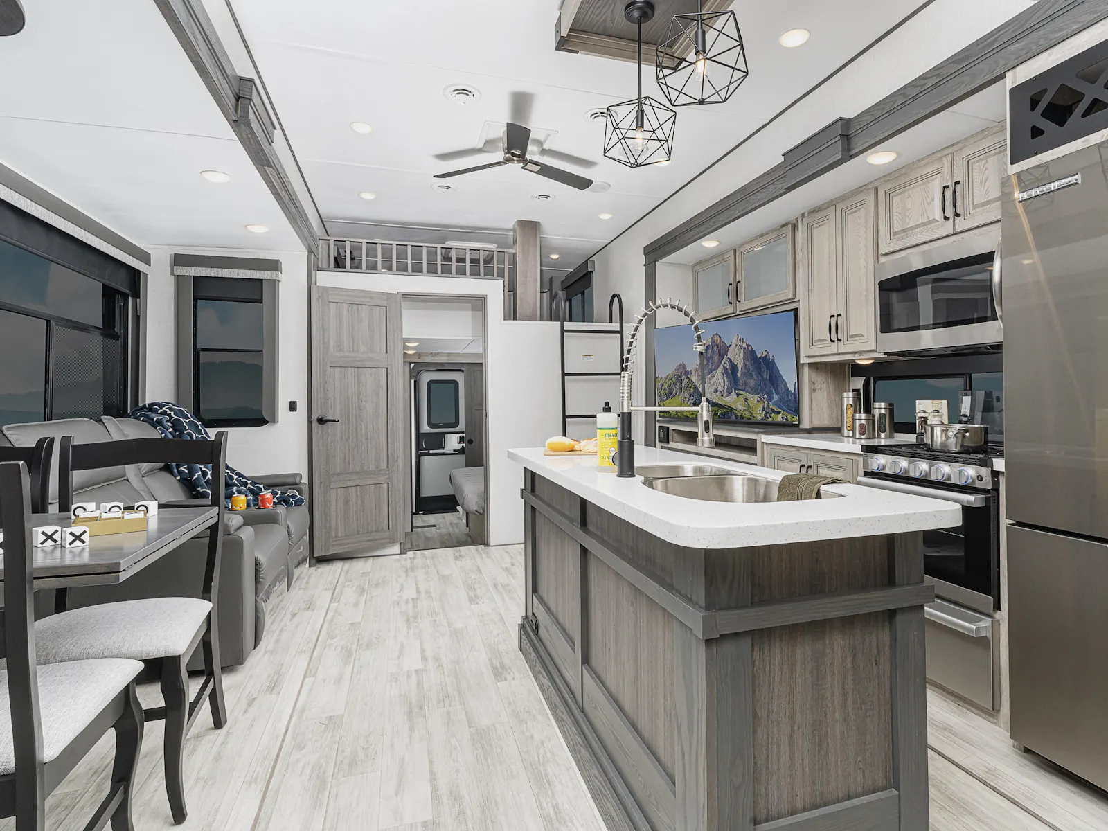 Alpine Avalanche Edition Luxury Fifth Wheels - Model 302RS Floorplan ...