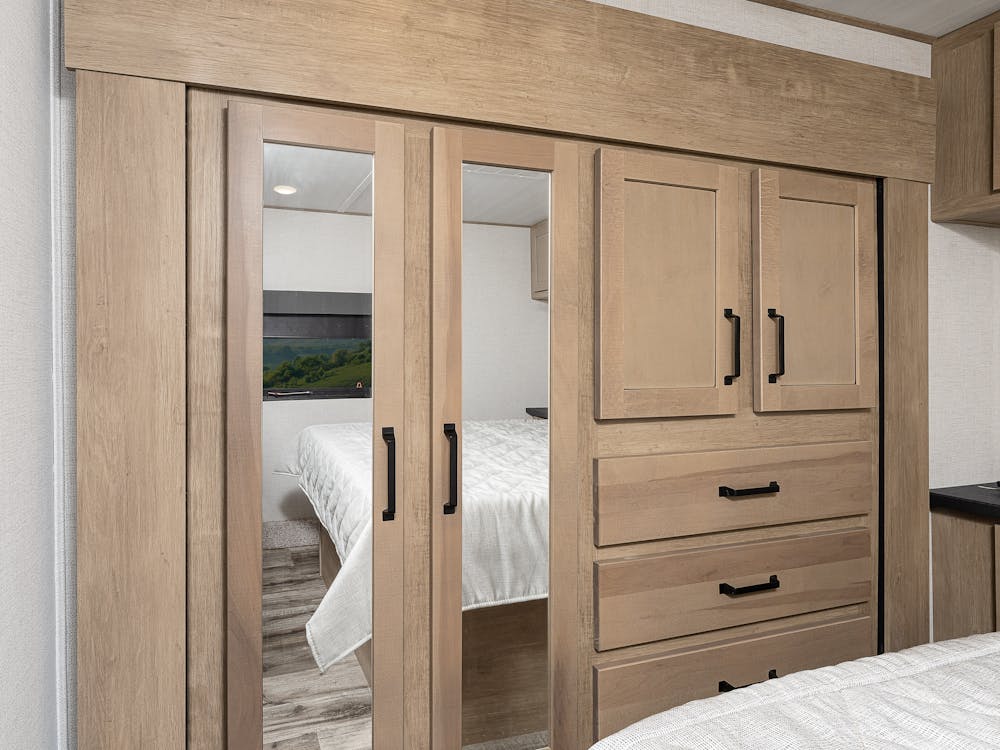 Carbon 358 Closet Closed