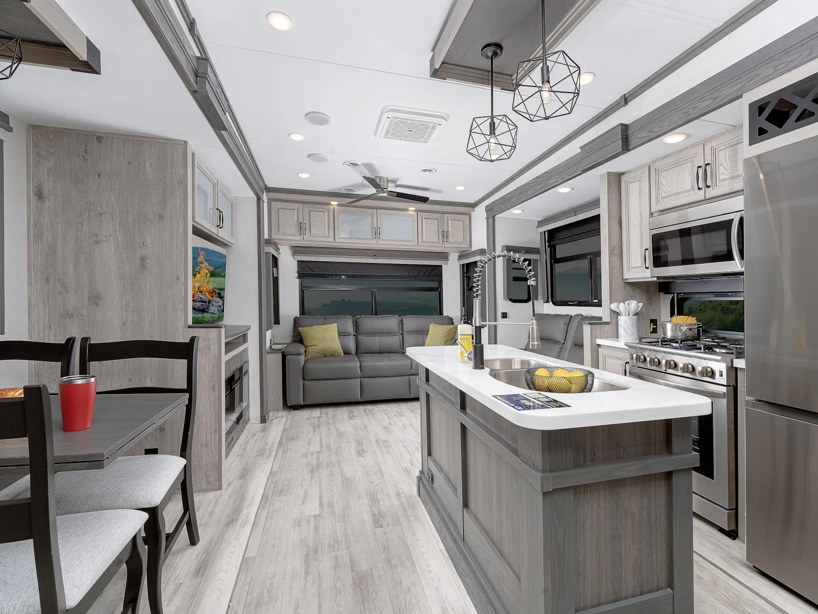 Alpine Luxury Fifth Wheels - Model 3303CK Floorplan - Keystone RV